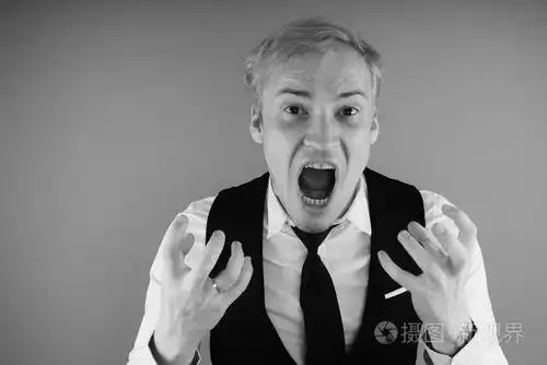 一个疯狂的家伙在特写的情感肖像.