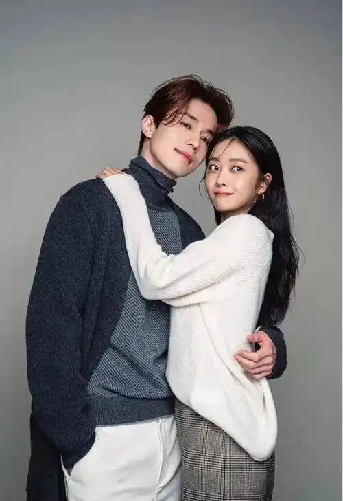 是弱了些,一来是李栋旭气场成熟,眼神里也有很强的表现力,赵宝儿呢