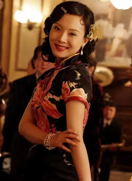 回顾这一次过度医美的反噬在46岁的陈数身上体现得淋漓尽致