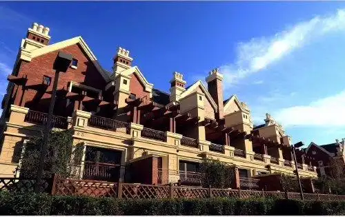 富力城,欧式现房别墅,大楼间距,超高绿化率,并且自有独立车位