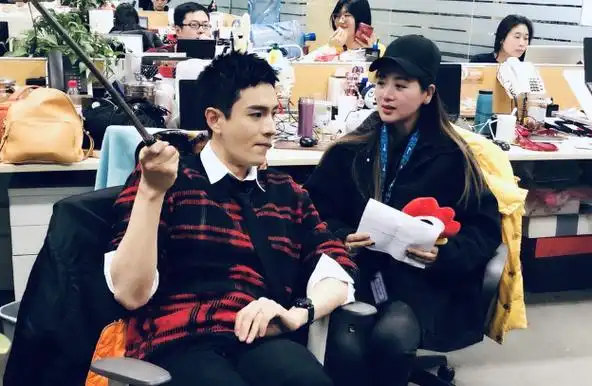 小李琳22岁嫁老师被分手,二婚嫁小6岁小鲜肉,如今男子红到发紫_李雪涛