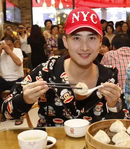 上海滑稽明星体验无锡美食 主持人路易现场探店