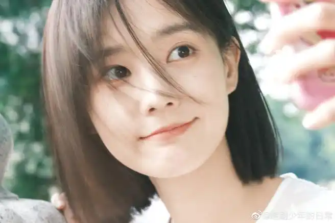 李一桐重回狂飙拍摄地#@李一桐q重回狂飙拍摄地并晒出一组胶片感照片