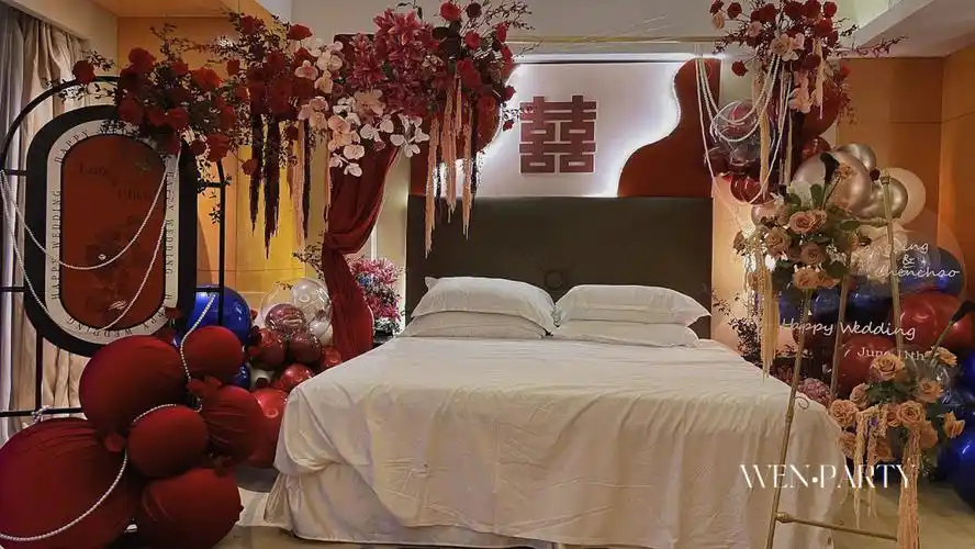 超美的吊挂式花艺婚房布置