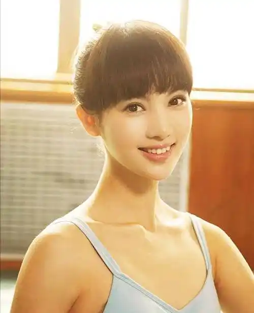 原创金晨晒照秀四块腹肌对比12年前的照片岁月沉淀后更显时尚自信