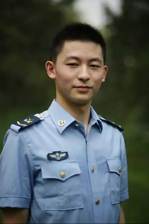 解放军空军部队全面换装07式新军服组图