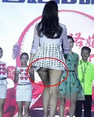 明星尴尬瞬间 画面看着人脸红