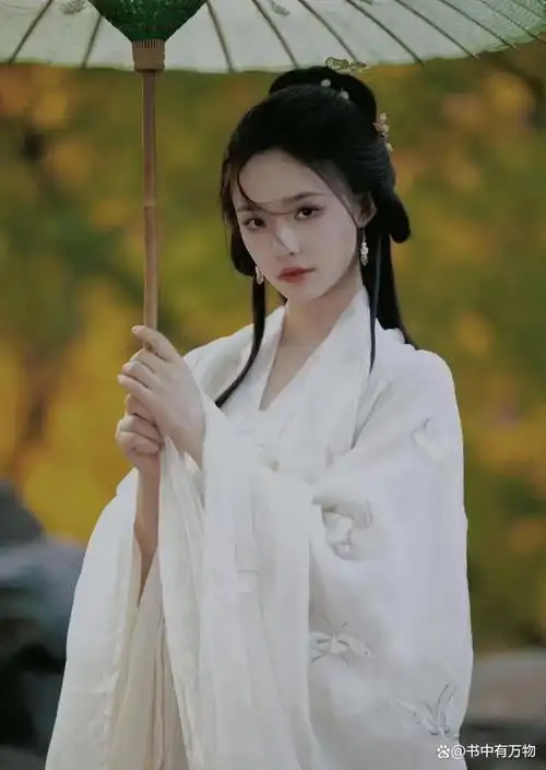 林允穿白色古装仙气十足,手撑纸伞清冷迷人