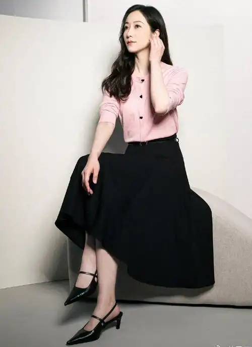 美女韩雪脚上的性感高跟鞋,准确地踩在了男人的心坎上!