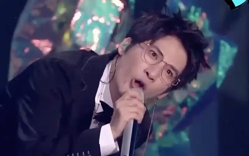 大张伟酷盖飞机头金丝眼镜帅到炸裂