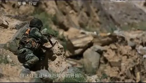 由于恐怖分子对地形不熟,走进了山谷的死胡同,武警边防官兵对其快速