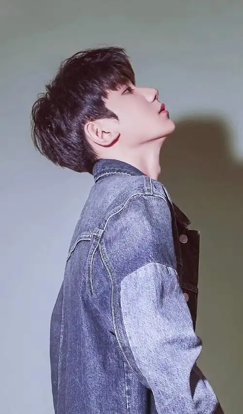 最想和谁拍男友喉结照#当然是想和王源的喉结拍照啊啊啊啊啊啊谁看了