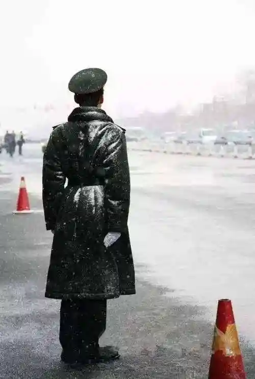 中国"笔直站"——最庄重的站立, 映射出来的是"坚毅,自信"