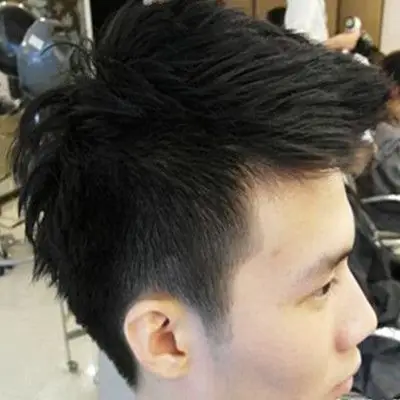男生桃型头剃鬓角发型 清爽又帅气