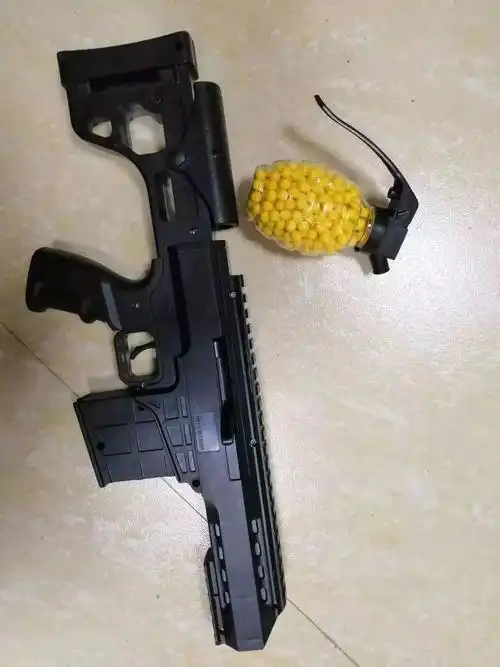 40块钱买了这把玩具枪,包装里附送一罐500发子弹,子弹是黄色的塑料珠
