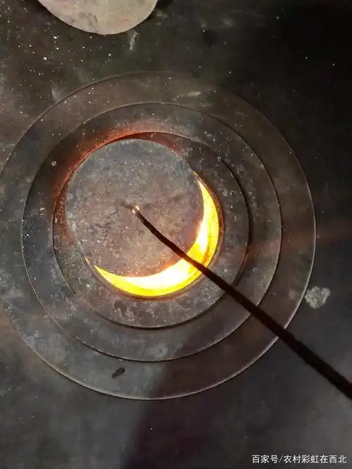 没有暖气,每年过冬天的时候屋里必须烧一个这样的火炉来取暖