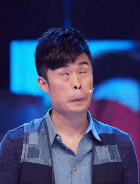 里,他用自己的幽默细胞和搞怪行为逗笑身边的每个人,那搞笑点不用想