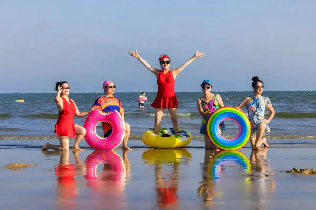 武汉"辣妈"泳装秀 - 抖音