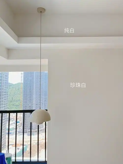 果断选择了全屋墙面珍珠白 顶面纯白刷完三面漆 果完效果出来了 奶
