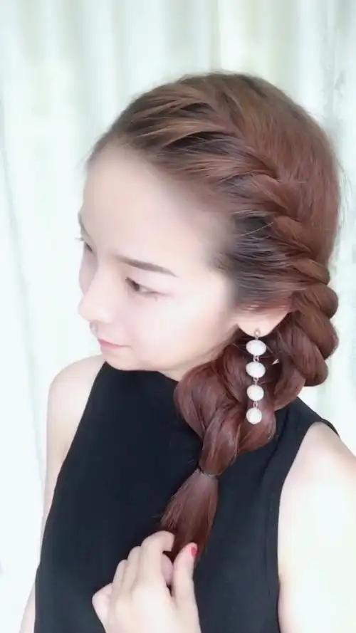 适合知性女人的两股侧编发