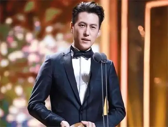 一不拍戏就消失,47岁的靳东,已经走上了男演员的另一条大道