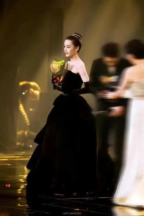 迪丽热巴黑丝绒礼裙赫本风穿搭也太美了