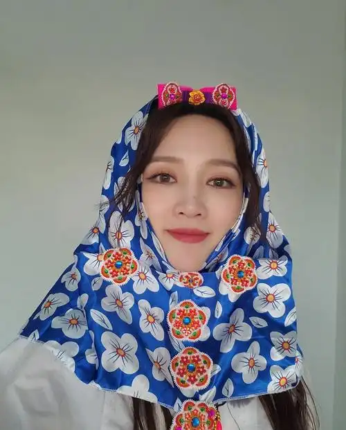 孟佳花头巾自拍照图片