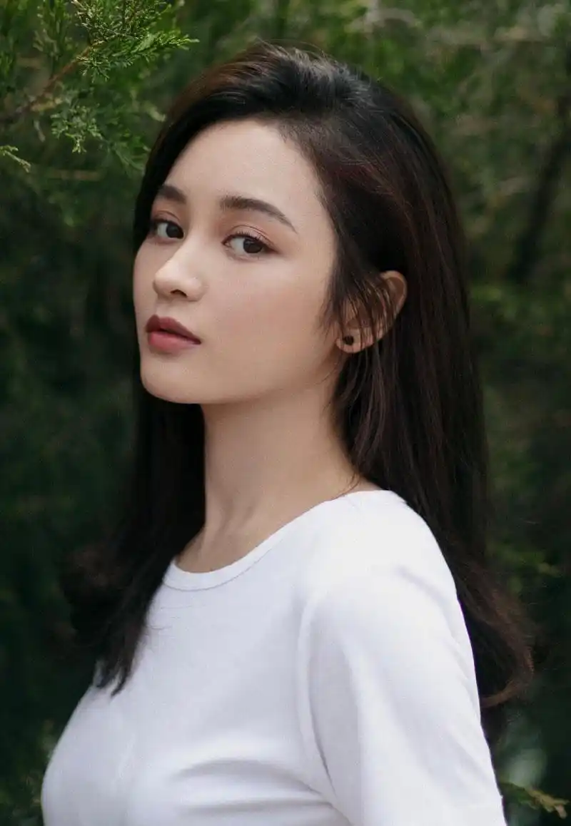 简介:王一菲清新养眼写真图片,分享一组王一菲图片给大家,图中的明星