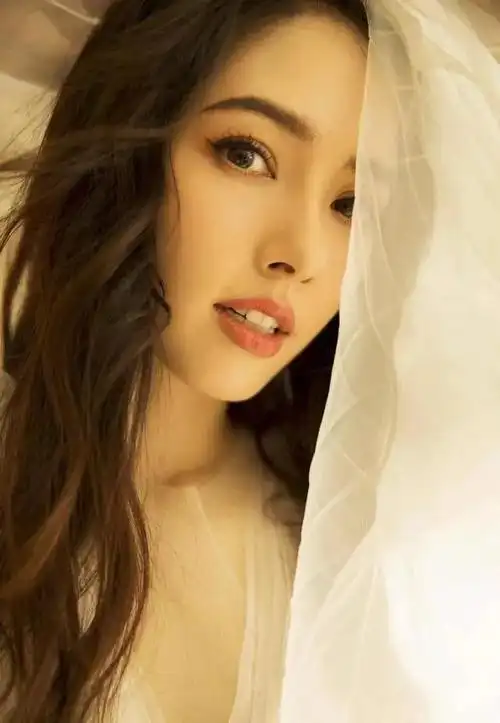 混血美女郭碧婷一袭白纱裙凸显灵秀之气原来当年益达女孩是她