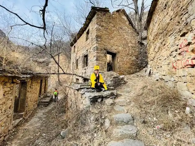 郑州驴友团探访被称为"鬼村"的封门村