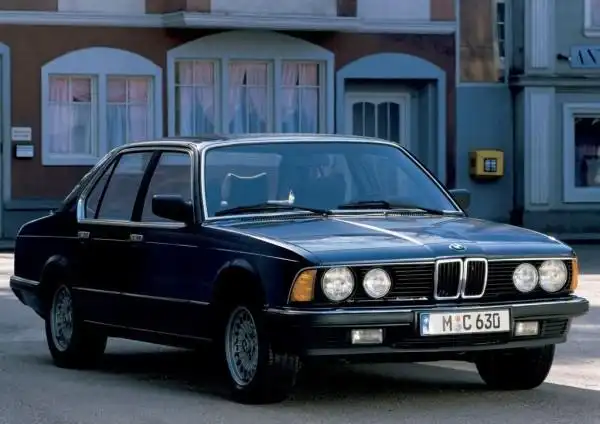 1977至今历史经典回顾宝马7系慢慢走进我们的生活