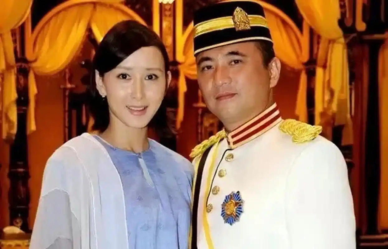 2008年,胡静嫁给了大她12岁,身家50亿的富豪朱兆祥,老公豪掷5000w为她