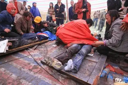 遇难学生的尸体被安置在木板上2008年5月12日,汶川地震,都江堰受损