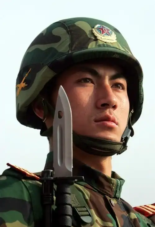 中国的帅哥都去当兵的了吗,?