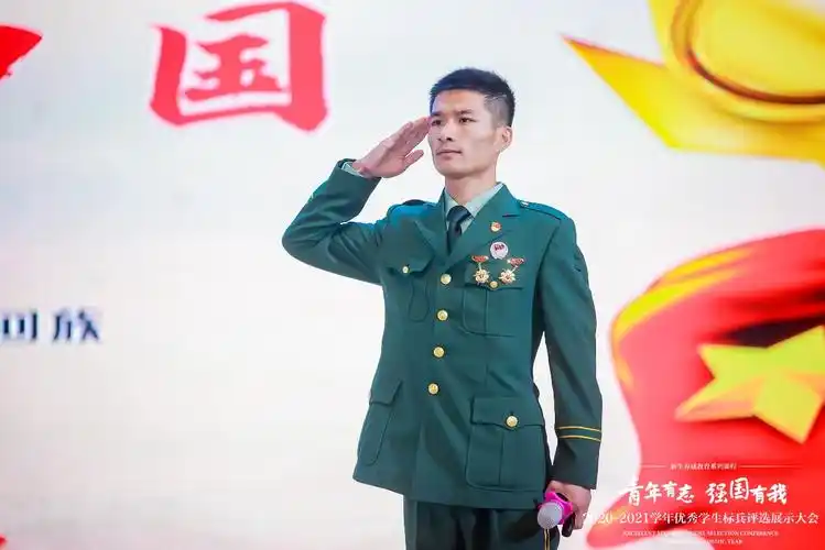 仲英书院电子84班的马强一袭绿军装,胸前佩戴的两枚徽章格外闪亮