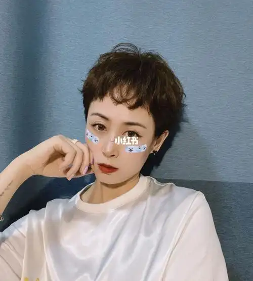 日系短发  ##女生短发发型  自来卷的好处