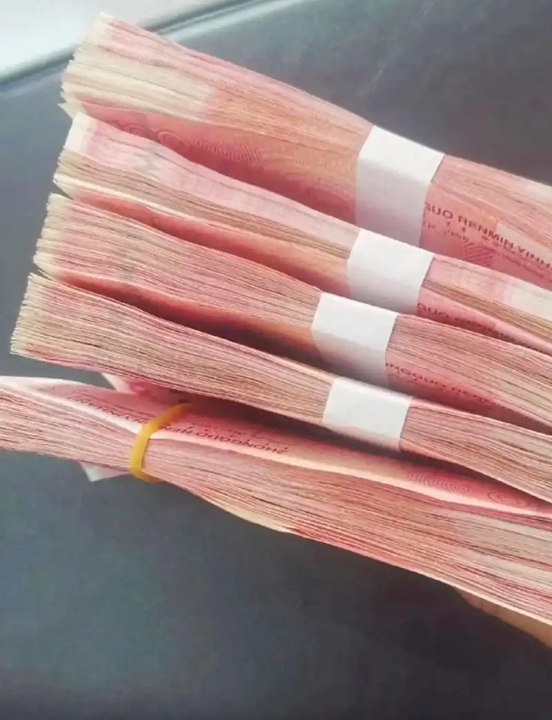 每周都带着孩子到处玩耍,他的老婆经常在网上购物