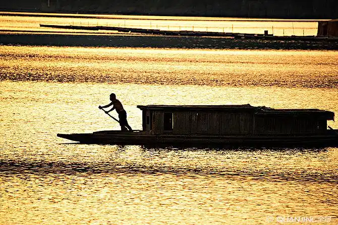 划船的船夫_全景网