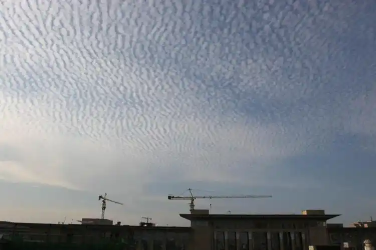 又是典型的地震云,汶川,玉树全都出现过这种天象!