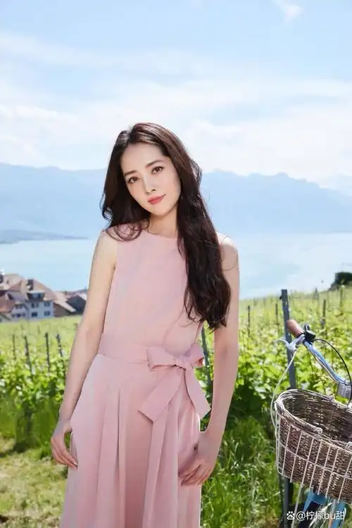 台湾女演员郭碧婷笑容甜美温暖温婉可人