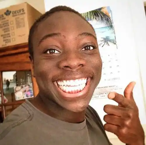 一位黑人小哥每天在ins上分享自己的笑容,看完心情莫名就好了