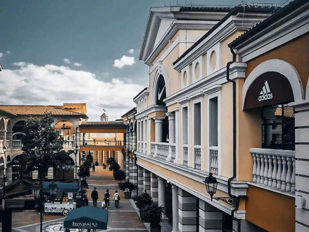 上海免费打卡地-佛罗伦萨小镇.周末游玩,拍照,购物好去处,很 - 抖音