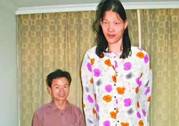 当姚德芬不幸在家摔倒,受到严重颅外伤,导致瘫痪在床时,张俊才专程