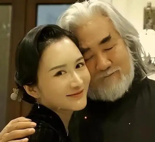 先是张纪中及其妻子杜星霖在花海的浪漫场景中展示了他们的深厚感情