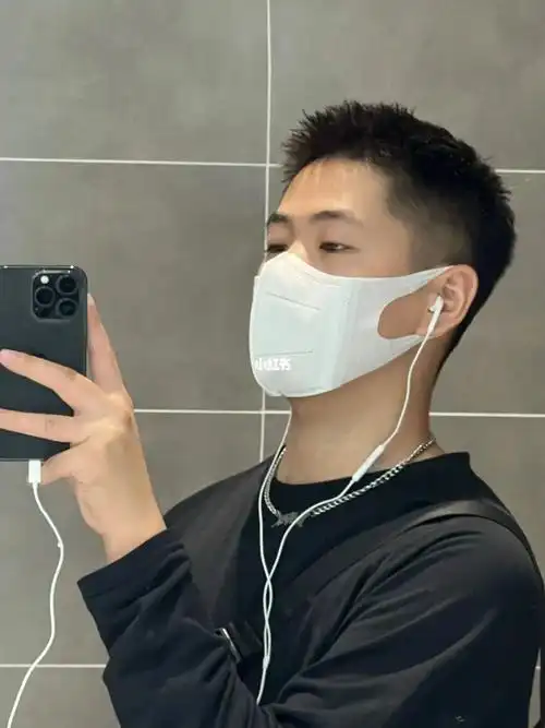 男生不要再留精神小伙的发型了这款短发真的太好打理了,不需要烫染的