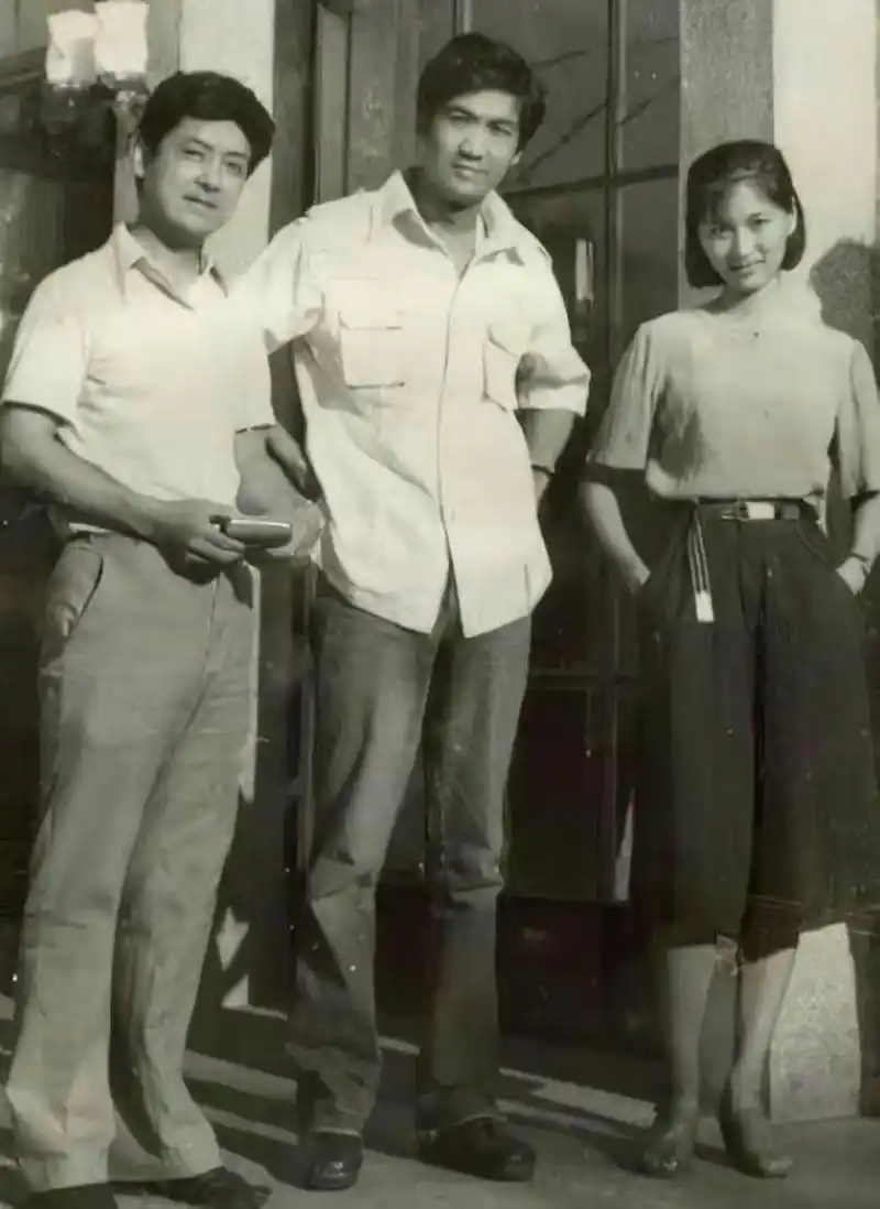 张国立和殷亭如一起主演《乡思1985》和导演齐士龙合照!