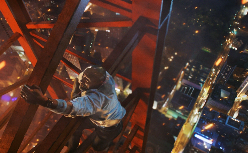 巨石强森爬上千米珍珠塔上演摩天营救