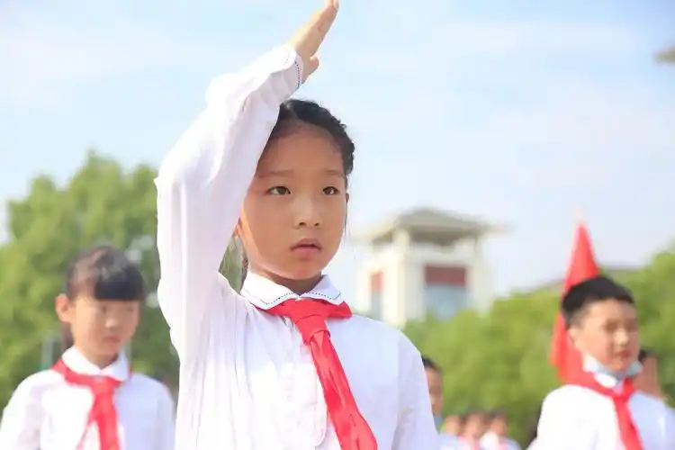 敬礼的姿势虽然刚刚学会,但是不影响对队旗的敬意!