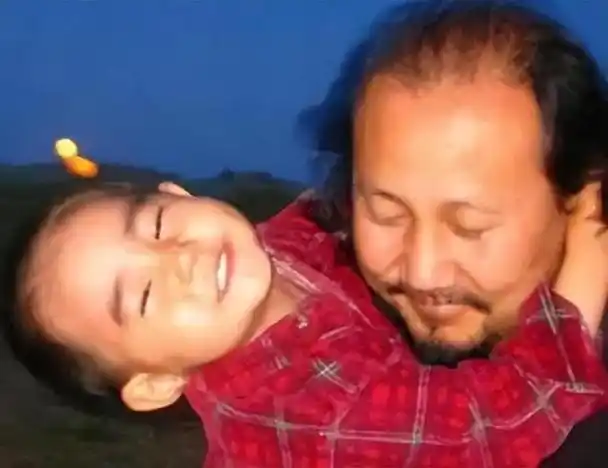 回顾腾格尔喝酒散尽百万家财妻子离开女儿去世他经历了什么