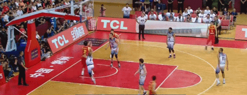 王哲林暴扣王哲林篮下完成暴扣.